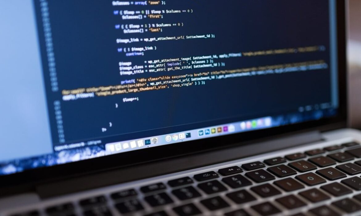 Si estás pensando en crear una página web o una tienda online, probablemente te hayas encontrado con estas tres opciones: WordPress. Wix. Shopify. Todas son plataformas populares, pero cada una fue diseñada para necesidades diferentes. Elegir incorrectamente puede significar gastar más dinero, limitar el crecimiento de tu negocio o incluso tener que reconstruir todo más adelante. En esta guía te ayudaremos a entender cuál conviene según el tipo de proyecto que deseas desarrollar. ¿Por Qué Elegir Bien la Plataforma es Tan Importante? La plataforma define aspectos como: Diseño. Escalabilidad. Posicionamiento SEO. Costos. Integraciones. Rendimiento. Por eso, antes de crear una página web, conviene analizar más allá del precio inicial. WordPress: Flexibilidad y Control Total WordPress es actualmente una de las plataformas más utilizadas del mundo. Se caracteriza por ofrecer un enorme nivel de personalización. Ideal para: Empresas. Servicios profesionales. Blogs. Portafolios. Tiendas online. Sitios corporativos. Ventajas Gran flexibilidad. Excelente para SEO. Miles de integraciones. Diseño altamente personalizable. Escalable. Consideraciones Requiere configuración inicial. Puede necesitar mantenimiento. Conviene contar con soporte técnico. Si buscas… Una web profesional preparada para crecer. WordPress suele ser una opción muy sólida. Wix: Simplicidad y Rapidez Wix está orientado principalmente a usuarios que desean publicar rápidamente. Todo funciona dentro de una misma plataforma. Ideal para: Negocios pequeños. Portafolios básicos. Sitios informativos. Ventajas Fácil de usar. Configuración rápida. No requiere conocimientos técnicos. Consideraciones Menor flexibilidad. Limitaciones para proyectos complejos. Menor capacidad de crecimiento. Si buscas… Publicar una web sencilla rápidamente. Wix puede ser suficiente. Shopify: Especialista en Comercio Electrónico Shopify fue diseñada principalmente para vender productos. Su objetivo es facilitar la gestión de tiendas online. Ideal para: E-commerce. Catálogos grandes. Negocios enfocados en ventas. Ventajas Excelente experiencia de compra. Gestión sencilla de productos. Infraestructura administrada. Consideraciones Costos recurrentes. Algunas funciones requieren aplicaciones adicionales. Menor libertad comparada con desarrollos más abiertos. Si buscas… Una tienda online enfocada exclusivamente en vender. Shopify es una alternativa fuerte. Comparación Rápida Facilidad de uso Ganador: Wix Flexibilidad Ganador: WordPress SEO Ganador: WordPress Tienda Online Ganador: Shopify Escalabilidad Ganador: WordPress Personalización Ganador: WordPress Tiempo de Implementación Ganador: Wix Entonces… ¿Cuál Plataforma Conviene? Elige WordPress si: Quieres una página profesional. Buscas crecer a largo plazo. Te interesa SEO. Deseas máxima flexibilidad. Elige Wix si: Necesitas algo rápido. Tu proyecto es pequeño. No necesitas funciones avanzadas. Elige Shopify si: Tu prioridad es vender productos. Tendrás un catálogo amplio. Buscas una solución enfocada en e-commerce. El Error Más Común Muchas personas eligen únicamente por precio. Pero la verdadera pregunta debería ser: ¿Cuál plataforma permitirá crecer a mi negocio durante los próximos años? Cambiar de plataforma después suele ser más costoso que empezar correctamente. Nuestra Recomendación No existe una plataforma perfecta. Existe una plataforma adecuada para cada objetivo. La decisión correcta dependerá de: Tipo de negocio. Presupuesto. Necesidades futuras. Estrategia digital. Por eso siempre recomendamos analizar el proyecto antes de comenzar. Conclusión WordPress, Wix y Shopify son excelentes herramientas. La clave está en elegir la que mejor se adapte a tus objetivos. Si buscas crecimiento, posicionamiento y personalización, una plataforma flexible suele ofrecer mejores posibilidades a largo plazo. Tomar una buena decisión desde el inicio puede ahorrar tiempo, dinero y futuras migraciones. ¿No Sabes Qué Plataforma Elegir? En DigitalMarketing.pe ayudamos a empresas y emprendedores a elegir e implementar la solución adecuada para cada negocio. Nuestros servicios incluyen: Diseño web profesional. Tiendas online. WordPress. SEO. Hosting. Soporte técnico. Solicita una asesoría y descubre cuál es la mejor plataforma para tu proyecto.