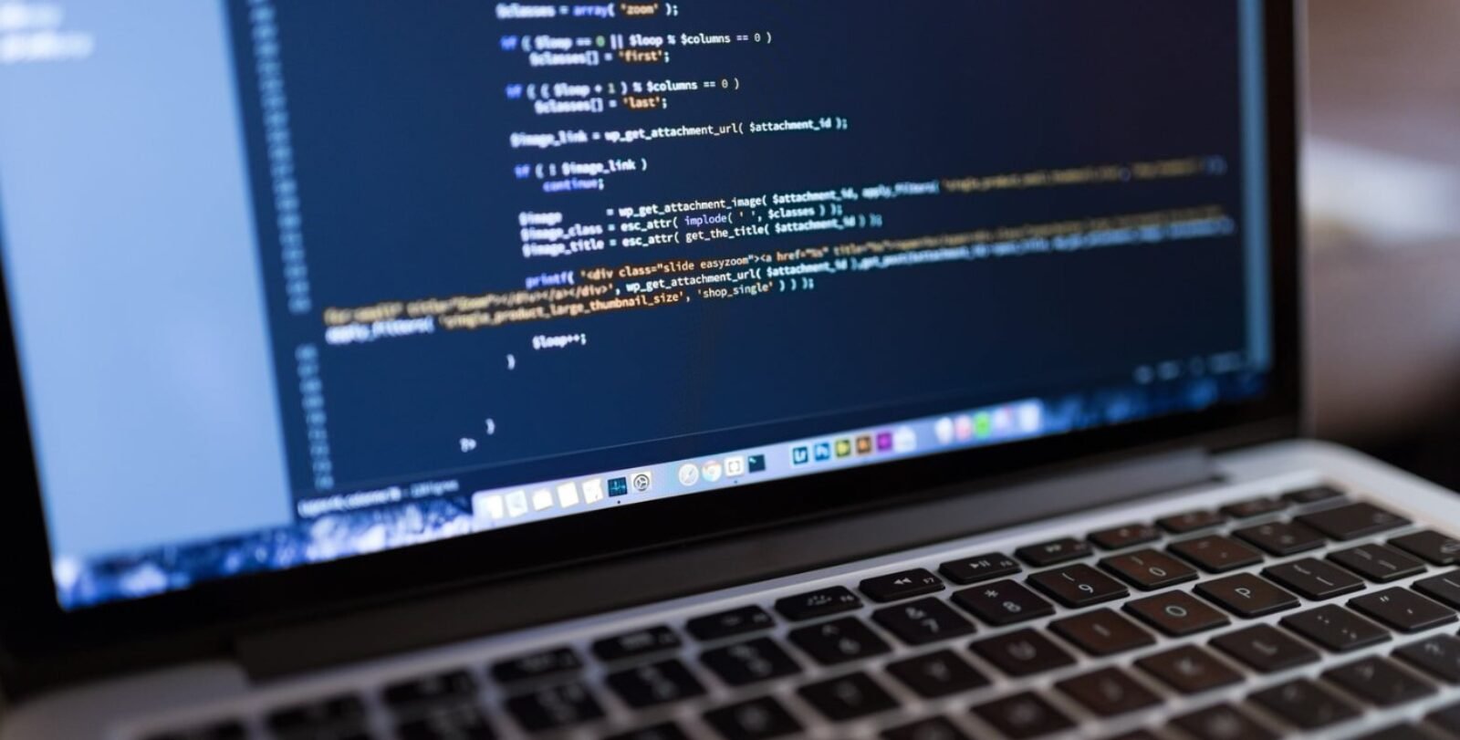 Si estás pensando en crear una página web o una tienda online, probablemente te hayas encontrado con estas tres opciones: WordPress. Wix. Shopify. Todas son plataformas populares, pero cada una fue diseñada para necesidades diferentes. Elegir incorrectamente puede significar gastar más dinero, limitar el crecimiento de tu negocio o incluso tener que reconstruir todo más adelante. En esta guía te ayudaremos a entender cuál conviene según el tipo de proyecto que deseas desarrollar. ¿Por Qué Elegir Bien la Plataforma es Tan Importante? La plataforma define aspectos como: Diseño. Escalabilidad. Posicionamiento SEO. Costos. Integraciones. Rendimiento. Por eso, antes de crear una página web, conviene analizar más allá del precio inicial. WordPress: Flexibilidad y Control Total WordPress es actualmente una de las plataformas más utilizadas del mundo. Se caracteriza por ofrecer un enorme nivel de personalización. Ideal para: Empresas. Servicios profesionales. Blogs. Portafolios. Tiendas online. Sitios corporativos. Ventajas Gran flexibilidad. Excelente para SEO. Miles de integraciones. Diseño altamente personalizable. Escalable. Consideraciones Requiere configuración inicial. Puede necesitar mantenimiento. Conviene contar con soporte técnico. Si buscas… Una web profesional preparada para crecer. WordPress suele ser una opción muy sólida. Wix: Simplicidad y Rapidez Wix está orientado principalmente a usuarios que desean publicar rápidamente. Todo funciona dentro de una misma plataforma. Ideal para: Negocios pequeños. Portafolios básicos. Sitios informativos. Ventajas Fácil de usar. Configuración rápida. No requiere conocimientos técnicos. Consideraciones Menor flexibilidad. Limitaciones para proyectos complejos. Menor capacidad de crecimiento. Si buscas… Publicar una web sencilla rápidamente. Wix puede ser suficiente. Shopify: Especialista en Comercio Electrónico Shopify fue diseñada principalmente para vender productos. Su objetivo es facilitar la gestión de tiendas online. Ideal para: E-commerce. Catálogos grandes. Negocios enfocados en ventas. Ventajas Excelente experiencia de compra. Gestión sencilla de productos. Infraestructura administrada. Consideraciones Costos recurrentes. Algunas funciones requieren aplicaciones adicionales. Menor libertad comparada con desarrollos más abiertos. Si buscas… Una tienda online enfocada exclusivamente en vender. Shopify es una alternativa fuerte. Comparación Rápida Facilidad de uso Ganador: Wix Flexibilidad Ganador: WordPress SEO Ganador: WordPress Tienda Online Ganador: Shopify Escalabilidad Ganador: WordPress Personalización Ganador: WordPress Tiempo de Implementación Ganador: Wix Entonces… ¿Cuál Plataforma Conviene? Elige WordPress si: Quieres una página profesional. Buscas crecer a largo plazo. Te interesa SEO. Deseas máxima flexibilidad. Elige Wix si: Necesitas algo rápido. Tu proyecto es pequeño. No necesitas funciones avanzadas. Elige Shopify si: Tu prioridad es vender productos. Tendrás un catálogo amplio. Buscas una solución enfocada en e-commerce. El Error Más Común Muchas personas eligen únicamente por precio. Pero la verdadera pregunta debería ser: ¿Cuál plataforma permitirá crecer a mi negocio durante los próximos años? Cambiar de plataforma después suele ser más costoso que empezar correctamente. Nuestra Recomendación No existe una plataforma perfecta. Existe una plataforma adecuada para cada objetivo. La decisión correcta dependerá de: Tipo de negocio. Presupuesto. Necesidades futuras. Estrategia digital. Por eso siempre recomendamos analizar el proyecto antes de comenzar. Conclusión WordPress, Wix y Shopify son excelentes herramientas. La clave está en elegir la que mejor se adapte a tus objetivos. Si buscas crecimiento, posicionamiento y personalización, una plataforma flexible suele ofrecer mejores posibilidades a largo plazo. Tomar una buena decisión desde el inicio puede ahorrar tiempo, dinero y futuras migraciones. ¿No Sabes Qué Plataforma Elegir? En DigitalMarketing.pe ayudamos a empresas y emprendedores a elegir e implementar la solución adecuada para cada negocio. Nuestros servicios incluyen: Diseño web profesional. Tiendas online. WordPress. SEO. Hosting. Soporte técnico. Solicita una asesoría y descubre cuál es la mejor plataforma para tu proyecto.