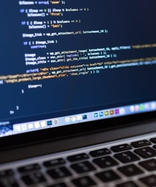 Si estás pensando en crear una página web o una tienda online, probablemente te hayas encontrado con estas tres opciones: WordPress. Wix. Shopify. Todas son plataformas populares, pero cada una fue diseñada para necesidades diferentes. Elegir incorrectamente puede significar gastar más dinero, limitar el crecimiento de tu negocio o incluso tener que reconstruir todo más adelante. En esta guía te ayudaremos a entender cuál conviene según el tipo de proyecto que deseas desarrollar. ¿Por Qué Elegir Bien la Plataforma es Tan Importante? La plataforma define aspectos como: Diseño. Escalabilidad. Posicionamiento SEO. Costos. Integraciones. Rendimiento. Por eso, antes de crear una página web, conviene analizar más allá del precio inicial. WordPress: Flexibilidad y Control Total WordPress es actualmente una de las plataformas más utilizadas del mundo. Se caracteriza por ofrecer un enorme nivel de personalización. Ideal para: Empresas. Servicios profesionales. Blogs. Portafolios. Tiendas online. Sitios corporativos. Ventajas Gran flexibilidad. Excelente para SEO. Miles de integraciones. Diseño altamente personalizable. Escalable. Consideraciones Requiere configuración inicial. Puede necesitar mantenimiento. Conviene contar con soporte técnico. Si buscas… Una web profesional preparada para crecer. WordPress suele ser una opción muy sólida. Wix: Simplicidad y Rapidez Wix está orientado principalmente a usuarios que desean publicar rápidamente. Todo funciona dentro de una misma plataforma. Ideal para: Negocios pequeños. Portafolios básicos. Sitios informativos. Ventajas Fácil de usar. Configuración rápida. No requiere conocimientos técnicos. Consideraciones Menor flexibilidad. Limitaciones para proyectos complejos. Menor capacidad de crecimiento. Si buscas… Publicar una web sencilla rápidamente. Wix puede ser suficiente. Shopify: Especialista en Comercio Electrónico Shopify fue diseñada principalmente para vender productos. Su objetivo es facilitar la gestión de tiendas online. Ideal para: E-commerce. Catálogos grandes. Negocios enfocados en ventas. Ventajas Excelente experiencia de compra. Gestión sencilla de productos. Infraestructura administrada. Consideraciones Costos recurrentes. Algunas funciones requieren aplicaciones adicionales. Menor libertad comparada con desarrollos más abiertos. Si buscas… Una tienda online enfocada exclusivamente en vender. Shopify es una alternativa fuerte. Comparación Rápida Facilidad de uso Ganador: Wix Flexibilidad Ganador: WordPress SEO Ganador: WordPress Tienda Online Ganador: Shopify Escalabilidad Ganador: WordPress Personalización Ganador: WordPress Tiempo de Implementación Ganador: Wix Entonces… ¿Cuál Plataforma Conviene? Elige WordPress si: Quieres una página profesional. Buscas crecer a largo plazo. Te interesa SEO. Deseas máxima flexibilidad. Elige Wix si: Necesitas algo rápido. Tu proyecto es pequeño. No necesitas funciones avanzadas. Elige Shopify si: Tu prioridad es vender productos. Tendrás un catálogo amplio. Buscas una solución enfocada en e-commerce. El Error Más Común Muchas personas eligen únicamente por precio. Pero la verdadera pregunta debería ser: ¿Cuál plataforma permitirá crecer a mi negocio durante los próximos años? Cambiar de plataforma después suele ser más costoso que empezar correctamente. Nuestra Recomendación No existe una plataforma perfecta. Existe una plataforma adecuada para cada objetivo. La decisión correcta dependerá de: Tipo de negocio. Presupuesto. Necesidades futuras. Estrategia digital. Por eso siempre recomendamos analizar el proyecto antes de comenzar. Conclusión WordPress, Wix y Shopify son excelentes herramientas. La clave está en elegir la que mejor se adapte a tus objetivos. Si buscas crecimiento, posicionamiento y personalización, una plataforma flexible suele ofrecer mejores posibilidades a largo plazo. Tomar una buena decisión desde el inicio puede ahorrar tiempo, dinero y futuras migraciones. ¿No Sabes Qué Plataforma Elegir? En DigitalMarketing.pe ayudamos a empresas y emprendedores a elegir e implementar la solución adecuada para cada negocio. Nuestros servicios incluyen: Diseño web profesional. Tiendas online. WordPress. SEO. Hosting. Soporte técnico. Solicita una asesoría y descubre cuál es la mejor plataforma para tu proyecto.